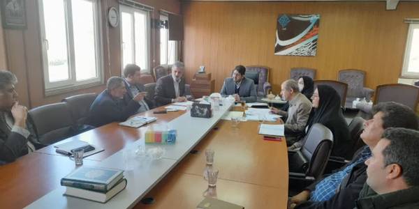 جلسه اقدام مشترک ،جهت تنظیم بازار وتاُمین اقلام معیشتی همشهریان گرامی ،در مورّخ ۱۴۰۱-۱۲-۹ به ریاست مهندس محمدرضارضایی فرماندار وبا حضور دیگر اعضا محترم درمحلّ فرمانداری تفرش تشکیل گردید.آقای فرماندار ضمن قدردانی از زحمات  همه مسئولین نظارتی فرمودند،علی رغم تلاش دوستان،متاُسّفانه نتیجه کاربازرسیها ملموس و اعتماد ساز نبوده است و......  . پس از بحث وتبادل نظرعزیزان موارد ذیل بعضاً مصوّب و مورد تاُکید قرار گرفتند:
🌷توزیع بموقع وگسترده انواع گوشت قرمز ، شکر،برنج تایلندی،هندی و.... جهت تنظیم این اقلام.(درچند روز گذشته بطور متناوب گوشت گوسفندی منجمد درحال توزیع بوده وانشاا... ادامه خواهد داشت).
🌷تنظیم فهرست بازرسین محترم درقالب گشت مشترک(حداقل سه نفره)متشکّل از همکاران محترم درادارات صمت، جهاد کشاورزی،بهداشت،اتاق اصناف،بسیج و.....
(شروع کار از سیزدهم اسفند ماه).
🌷تاُکید بر پیگیری افزایش وتوزیع مناسب سهمیه آرد روستاییان زحمتکش.و..........  .