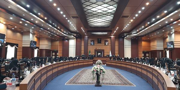 نشست هفتگی راسخون "کنشگران عفاف و حجاب "  استان مرکزی  با حضور  نظری معاون سیاسی ، امنیتی ، اجتماعی  و مفتح زاده  مدیر کل امور زنان وخانواده  و اعضای  کارگروه زیست عفیفانه  ذیل هیات اندیشه ورز  بانوان استان  در  محل  استانداری برگزار گردید و  مناظره  اعضای کارگروه  تا صفحه ٣١ کتناب بی پرده با حجاب ، ارائه توضیح در خصوص کارعملیاتی  اعضا و بیان مطالبات  از مدیر کل سیاسی ،امنیتی  و اجتماعی از اهم موارد  مطرح شده  در نشست مذکور  بود   . ١٤٠١-١٢-١٠