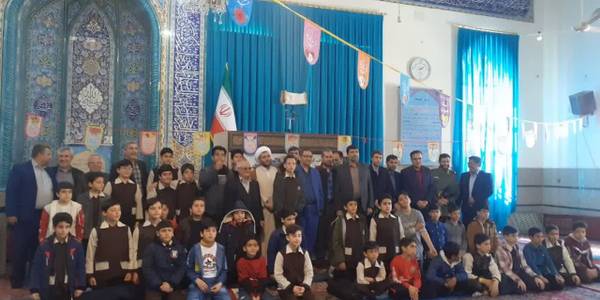 حضور دانش آموزان مدرسه ابتدایی توحید و دبیرستان دخترانه ساعی  همراه با مربیان مدرسه در نماز جمعه کمیجان