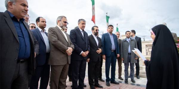 معاون رییس جمهور و رییس سازمان انرژی اتمی صبح امروز با استقبال استاندار مرکزی نظری معاون سیاسی وامنیتی استانداري هادی فرماندار اراک و جمعی از مدیران وارد استان مرکزی شد.