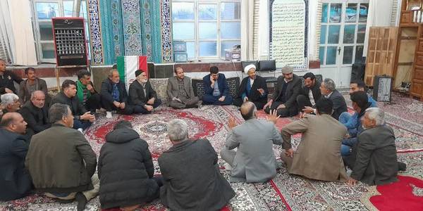 حضور فرماندارشهرستان اراک  وبخشدارمرکزی  در روستای بان  جهت بررسی مسائل و مشکلات روستا 
فرماندار اراک با حضور در مسجد روستا ودیدار با اهالی خونگرم روستای بان از طریق تماس تلفنی با مدیران ادارات شهرستان ،مشکلات روستاه را مطرح وپیگیری های لازم جهت حل مشکلات فوق را داشتند