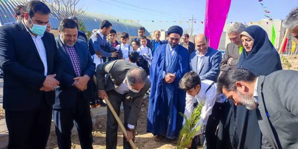 باحضور معاون استاندار و فرماندار ویژه شهرستان ساوه؛ آیین نمادین گرامیداشت روز درختکاری در ساوه برگزار شد.