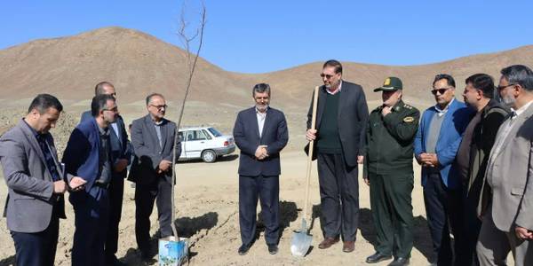 آیین کاشت نهال در روز درختکاری