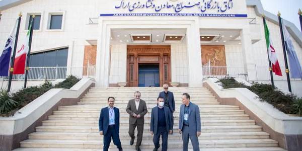 بازدید استاندار و معاون هماهنگی امور اقتصادی و توسعه منطقه ای استاندار از روند انتخابات اتاق بازرگانی، صنایع، معادن و کشاورزی اراک

🔹دکتر مخلص‌الائمه استاندار به منظور بازدید و بررسی روند انتخابات اتاق بازرگانی، صنایع، معادن و کشاورزی اراک در محل اتاق بازرگانی حاضر شد.
🔹شعب اخذ رای این انتخابات علاوه بر اراک در دلیجان و ساوه هم دایر بود.
🔹 انتخابات اتاق بازرگانی تا ساعت ۱۸ ادامه داشت و با توجه به الکترونیکی بودن روند رأی‌گیری، تا پیش از نیمه‌شب امشب نتایج اعلام خواهد شد.



شنبه ۲۰ اسفند ۱۴۰۱