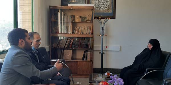 نشست سرکار خانم مفتح زاده مدیر کل دفترامور زنان وخانواده استانداری با آقای خسروی ازموسسه خیریه لبخند موسسه حامی کودکان ایتام و زنان  سرپرست خانوارو  آقای آل طه مسئول روابط عمومی موسسه، پیرامون عملکرد موسسه و نحوه همکاری با دفترامور زنان و خانواده استانداری در محل دفتر امور زنان و خانواده  استانداری برگزار گردید .  ١٤٠١-١٢-٢١