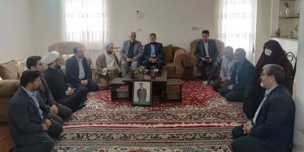 دیدار فرماندار شهرستان خنداب با خانواده های معظم شهیدان والامقام "محمد غلامی و حمید متقی زاده "