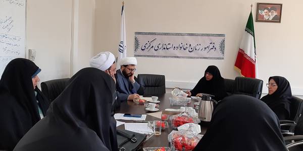 به ریاست سرکار خانم مفتح زاده مدیر کل دفترامور زنان و خانواده استانداری  و با حضور اعضای  ستاد مردمی جمعیت و سرپرست محترم تبلیغات اسلامی  استان در خصوص تشریح وظایف شورای راهبری جمعیت  و حضور مبلغین و مبلغات درایام ماه مبارک رمضان با هدف تبیین بحران جمعیت دراستان در محل  دفتر امور زنان و خانواده استانداری  برگزار گردید  .  ١٤٠١-١٢-٢٥