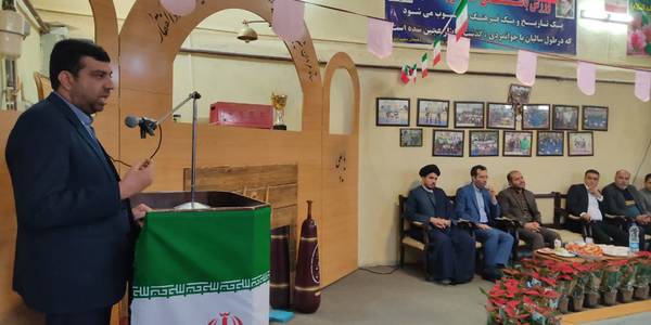 حضورهادی فرماندار شهرستان اراک به همراه جناب آقای قدیری بخشدار  بخش مرکزی در همایش دهیاران و شوراهای اسلامی روستاهای بخش ساروق