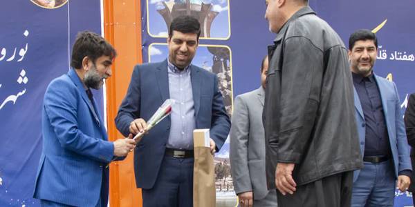 چهارمین روز جشنواره بزرگ نوروزی امیرکبیر 

چهارمین روز جشنواره بزرگ نوروزی امیرکبیر  روز سه شنبه ۱ فروردین ماه ۱۴۰۲ در دو سانس ۱۰ صبح تا ۱۲ ظهر و ۳ عصر تا ۵ غروب در محل نوروزگاه شهر جدید امیرکبیر با اجرای برنامه های شاد و متنوع با هنرنمایی هنرمندان برجسته استان برگزار شد و با وجود برودت هوا و شرایط نامساعد جوی مورد استقبال مسافرین قرار گرفت.
فرماندار اراک و هیات همراه مهمانان ویژه این مراسم بودند و با حضور در نوروزگاه شهر جدید امیرکبیر و تقدیر از هنرمندان حاضر در این جشنواره، با اهدای گل و هدایای فرهنگی از مسافرین استقبال کردند.