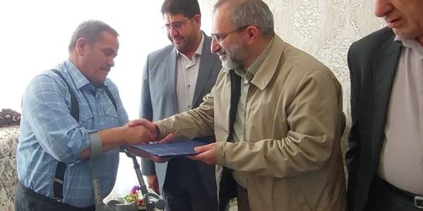 به مناسبت سال جدید مخلص الائمه استاندار مرکزی به همراه رضایی فرماندار، بیاتی نماینده مجلس شهرستان تفرش، نظری معاون سیاسی، سرهنگ پاسدار میرهادی و جمعی از مسئولین به دیدار جانباز سرافراز هفتاد درصد عباس خالقی نژاد رفت.