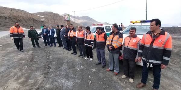 مخلص الائمه استاندار مرکزی در بدو ورود به شهرستان تفرش به همراه هیئت همراه از مرکز راهداری در گردنه نقره کمر بازدید و از زحمات این اداره که بصورت شبانه روزی در ایام نوروز فعال هستند و همچنین بابت عملکرد مناسب راهداری به منظور باز نگهداشتن راههای ارتباطی در فصل زمستان و بارش های برف تشکر و قدردانی نمودند