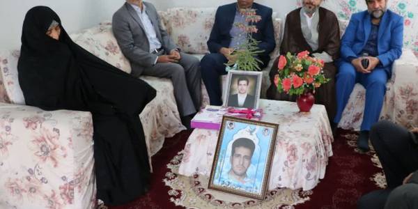 هادی فرماندار محترم شهرستان اراک به همراه حجت‌الاسلام والمسلمین حاج آقا فاطمی امام جمعه محترم شهر کارچان ، مهندس نصیری معاونت سیاسی امنیتی واجتماعی فرمانداری، مهندس محمدی بخشدار معصومیه به مناسبت فرارسیدن عیدنوروز و تبریک سال نو با خانواده گرانقدر شهید محمدتقی حاج علی بیگی و از صبر و استقامت خانواده ايشان تقديرنمودند.