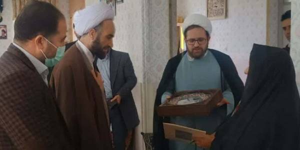 دیدار فرماندارخنداب با مادر معزز شهید ناصر هاشمی