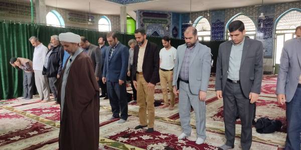 🔼 حضور فرماندار، معاون فرماندار، بخشدار بخش مرکزی، کارشناسان فرمانداری و جمعی از مسئولین در جمع نمازگزاران
