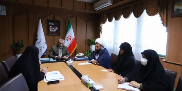 به ریاست استاندار نشستی و با حضور مدیر کل امور زنان و خانواده خانم مفتح زاده با اعضای قرارگاه جمعیت استان درمحل دفتر استاندار مرکزی با هدف بررسی طرح ها و برنامه های  قرارگاه جمعیت استان برگزار گردید .  ١٤٠٢-٠١-٠٩