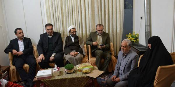 دیدار نوروزی استاندار مرکزی با خانواده شهیدان والامقام  عباس و حسین قدس