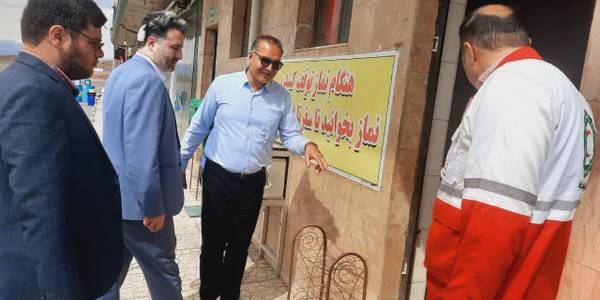 بازدید حسنی معاون هماهنگی امور عمرانی فرماندار ساوه به همراه رئیس جمعیت هلال احمر و  راهداری وحمل ونقل جاده ای از مجتمع های خدمات رفاهی در  محورهای مواصلاتی شهرستان ساوه