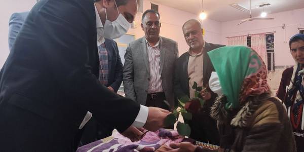 حضور مهدی الیاسی معاون استاندار و فرماندار ویژه شهرستان ساوه به همراه حسنی معاون هماهنگی امور عمرانی فرماندار و خوشخو مسئول بسیج اداری و مسئولین و خیرین مربوطه در آسایشگاه بانو سمیه ساوه