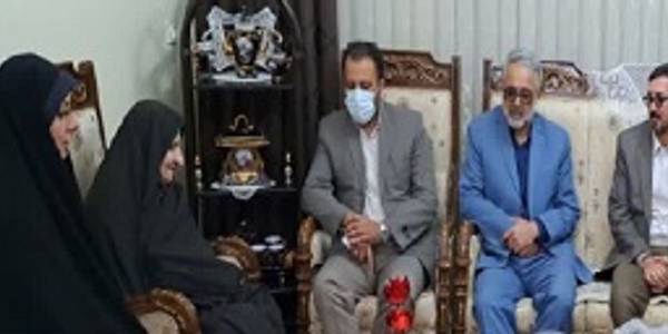 دیدار معاون فرماندار با خانواده شهید امیری در شهر شازند