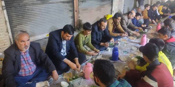 🔸حضور هادی فرماندار شهرستان اراک به همراه تعدادی از اعضای شورای اسلامی شهر اراک امشب در کنار مردم در سفره افطار کسبه بازار تاریخی اراک