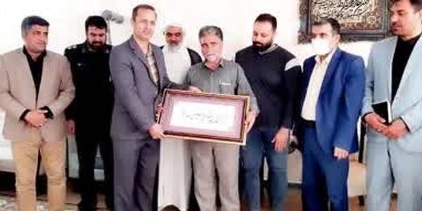 دیدار مسئولین با خانواده شهید هنرمند غلامرضا مسرور