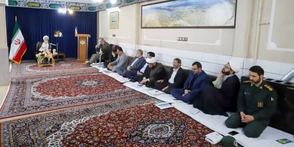 اولویت در برخورد با مسئله عفاف و حجاب تبیین و اقناع‌سازی باشد