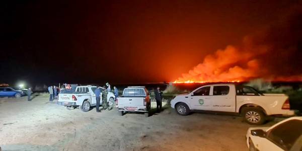 پایان عملیات اطفای حریق در تالاب میقان با تلاش ۸ ساعته آتش‌نشانان و تیم مهندسی و گروه‌های امدادی