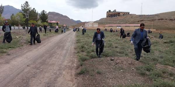 به مناسبت هفته زمین پاک محمد رضا رضایی فرماندار شهرستان تفرش به همراه جمعی از مسئولین بصورت نمادین ورودی شهرستان تفرش را از سمت گردنه گیان را عاری از زباله کردند.