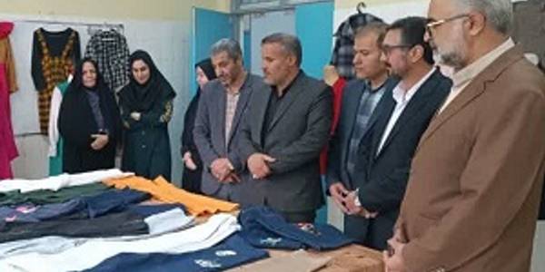 بازدید معاون فرماندار از نمایشگاه صنایع دستی هنرستان نظامی عروضی شهر شازند