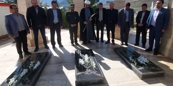 به مناسبت هفته کار و کارگر محمد رضا رضایی فرماندار شهرستان تفرش به همراه جمعی از مسئولین به مزار شهدای گمنام رفتند و با اهدای گل و قرائت فاتحه نسبت به شهدای گمنام ادای احترام کردند