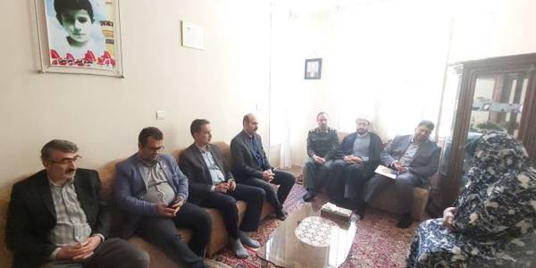 به مناسبت هفته کار و کارگر محمد رضا رضایی فرماندار شهرستان تفرش به همراه جمعی از مسئولین به دیدار مادر شهید مجید فمی تفرشی رفت.