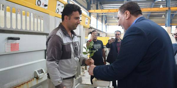 حضور فرماندار شهرستان محلات در بین کارگران همزمان با هفته کار و گارگر