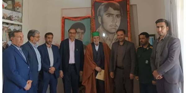 دیدار فرماندارخنداب با خانواده معزز شهید والامقام  سید فخرالدین حسینی