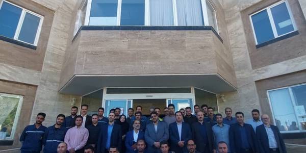 به مناسبت هفته فرهنگی شهرستان تفرش و هفته_کار_کارگر محمد رضا رضایی فرماندار شهرستان تفرش و جمعی از مسئولین به دیدار کارکنان شرکت برق شهرستان تفرش رفتند.