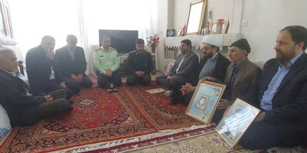 به مناسبت هفته فرهنگی شهرستان تفرش و هفته معلم محمد رضا رضایی فرماندار شهرستان تفرش به همراه سرهنگ پاسدار میرهادی، سرهنگ فراهانی رئیس نیروی انتظامی و جمعی از مسئولین به دیدار خانواده شهید مرادعلی صابری رفتند.