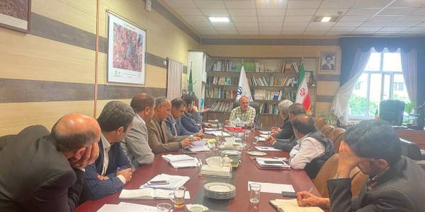 جلسه رفع مشکلات آب شرب شهری و روستایی شهرستان های فراهان تفرش آشتیان برگزار شد.