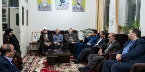 💠 هم‌زمان با سالگرد شهادت استاد مرتضی مطهری و روز معلّم، استاندار مرکزی به همراه فرماندار اراک و جمعی از مدیران با حضور در منزل معلم شهید سیدعلی‌اکبر سجادی در روستای مرزیجران با خانواده معظم این شهید والامقام دیدار کردند.
🔹شهیدان سید حسین سجادی مرزیجرانی و محمد صالحی از دیگر شهدای والامقام این خانواده هستند.