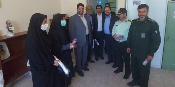 به مناسبت هفته فرهنگی شهرستان تفرش و هفته معلم محمد رضا رضایی فرماندار شهرستان تفرش به همراه سرهنگ پاسدار میرهادی، سرهنگ فراهانی رئیس نیروی انتظامی و جمعی از مسئولین به دیدار معلمین مدارس خشایار و فاطمه الزهرا رفتند و با اهدا گل به معلمین که شغل انبیا را برای خود برگزیدند تبریک و تهنیت گفتند و یاد شهید معظم استاد مطهری را گرامی داشتند.