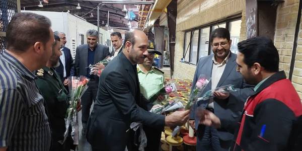 به مناسبت هفته_فرهنگی_شهرستان_تفرش و هفته_کار_کارگر محمد رضا رضایی فرماندار شهرستان تفرش، سرهنگ پاسدار میرهادی، سرهنگ فراهانی رئیس نیروی انتظامی و به همراه عده ای از مسئولین از کارخانه لاوان بافت بازدید کردند و از کارکنان این کارخانه با اهدای گل تقدیر و تشکر کردند.