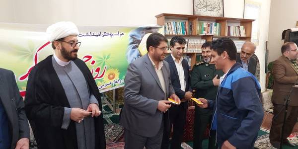 به مناسبت #هفته_فرهنگی_شهرستان_تفرش و #هفته_کار_کارگر مراسمی برای تجلیل از کارگران شهرداری، با حضور حجت‌الاسلام اجرائی نماینده ولی فقیه، محمدرضا رضایی فرماندار شهرستان تفرش، سرهنگ پاسدار میرهادی، قنبری شهردار و اعضای شورای شهر در امامزاده بی بی ستین برگزار شد.