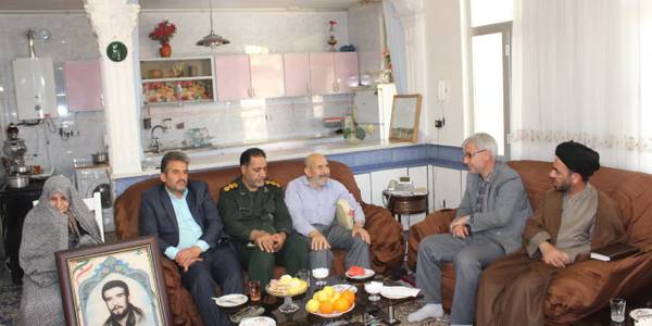 فرماندار و امام جمعه با خانواده شهید غلامعلی تدبیری دیدار کردند