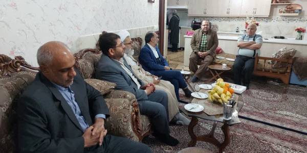 به مناسبت هفته فرهنگی شهرستان تفرش و هفته معلم و هفته شورا محمد رضا رضایی فرماندار شهرستان تفرش به همراه حجت الاسلام اجرائی نماینده ولی فقیه، شهردار و اعضای شورای شهر به دیدار معلم بازنشسته و رئیس اسبق شورای شهر تفرش عبدالله زینلی رفتند.