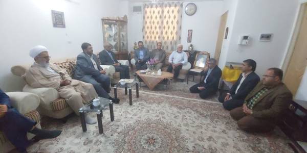 به مناسب هفته فرهنگی شهرستان تفرش محمدرضا رضایی فرماندار شهرستان تفرش به همراه حجت الاسلام اجرائی نماینده ولی فقیه، قنبری شهردار تفرش و اعضای شورای شهر به دیدار مادر شهید محمد حسین یاسا و جانباز سرافراز رضا یاسا رفتند.