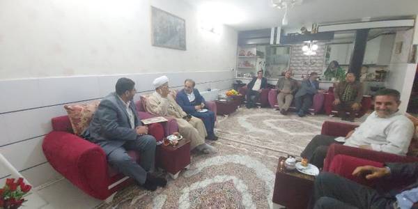 به مناسب هفته فرهنگی شهرستان تفرش و هفته شورا محمدرضا رضایی فرماندار شهرستان تفرش به همراه حجت الاسلام اجرائی نماینده ولی فقیه، قنبری شهردار تفرش و اعضای شورای شهر به دیدار جانباز سرافراز محمد حاج علی اکبری کارگر بازنشسته شهرداری تفرش رفتند.