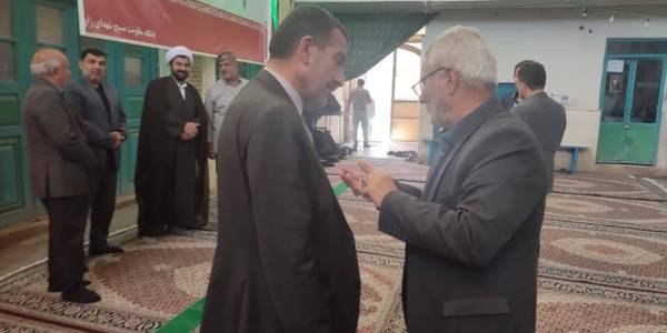 دیدار چهره به چهره فرماندار با نمازگزاران نماز جمعه