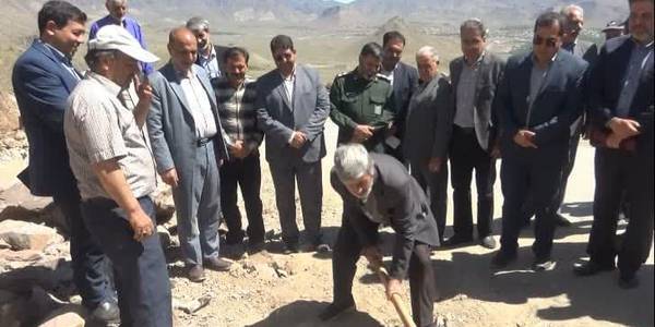 به مناسبت هفته فرهنگی شهرستان تفرش طرح گاز رسانی روستای خرازان با حضور محمد رضا رضایی فرماندار شهرستان تفرش، ولی الله بیاتی نماینده مردم شریف تفرش در مجلس شورای اسلامی، سرهنگ پاسدار میرهادی و با حضور جمعی از مسئولین و مردم کلنگ زنی شد.