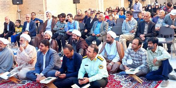 محفل انس با قرآن به مناسبت هفته فرهنگی شهرستان تفرش در امامزاده محمد جد مقام معظم رهبری بصورت پخش زنده از شبکه آفتاب با حضور قاری بین المللی قاسم مقدمی، قاری نوجوان محمد سجاد سالاری و اجرای گروه سرود امامزاده حسین و گروه سرود مدرسه قرآنی ضیائیه برگزار شد.