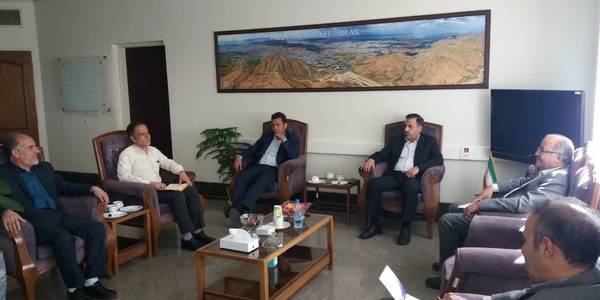 نشست میرزاخانی معاون هماهنگی امور اقتصادی وتوسعه منطقه ای استانداری با مدیر عامل ،مدیران پالایشگاه امام خمینی شازند ومدیر کل محیط زیست استان در خصوص بررسی مشکلات محیط زیستی شرکت مذکور بر گزار گردید.