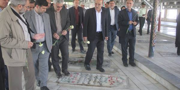 قبور مطهر شهدای  شهرستان خمین گلباران شد.