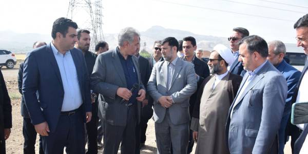 سید محمد آقامیری سرپرست وزارت جهاد کشاورزی با حضور در محلات از نمایشگاه دائمی باغ گل کیهان، شهرک ماهیان زینتی و گلسرای میلاد بازدید کرد.